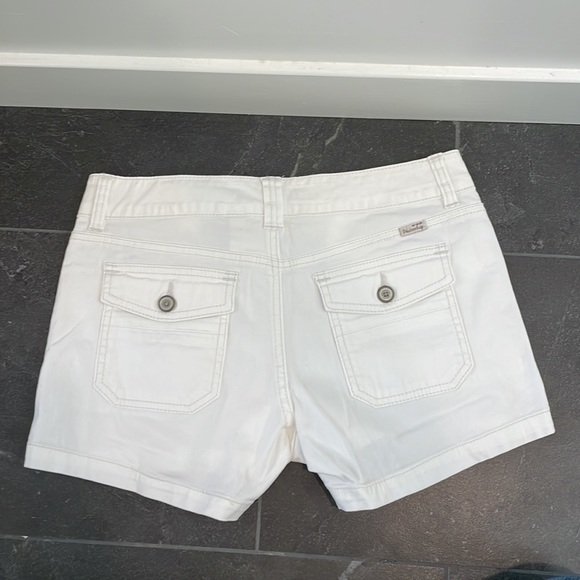 Union Bay white cargo shorts. Juniors size 7 - Picture 3 of 6